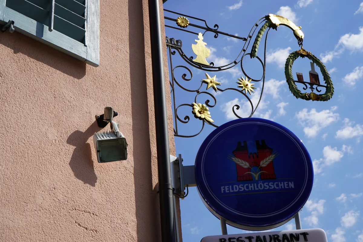 Eine Tafel vor einem Restaurant.